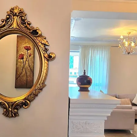 Central Modern And Classic Apartman *