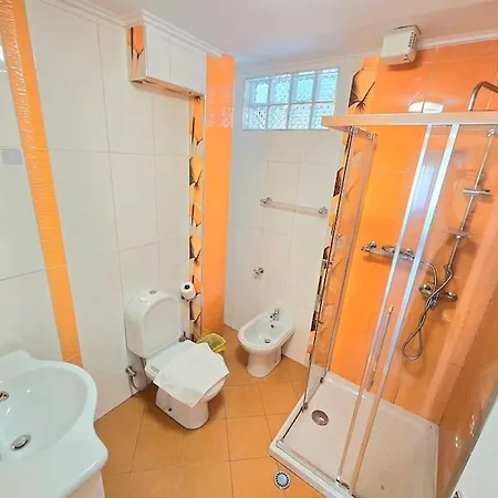 Central Modern And Classic Apartman